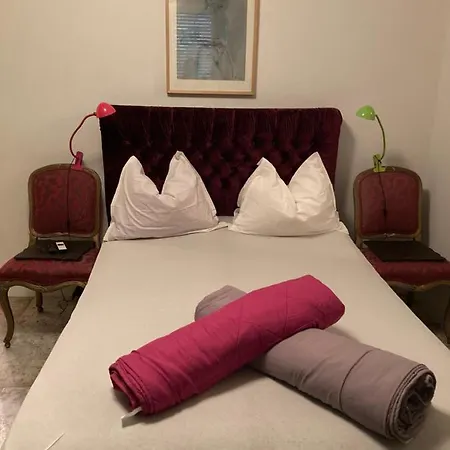 Flat&breakfast At 10 Steps From Lake Life!